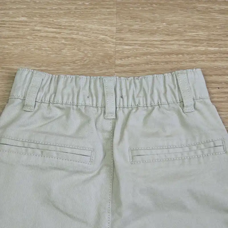 Pantalón elegante de color beige