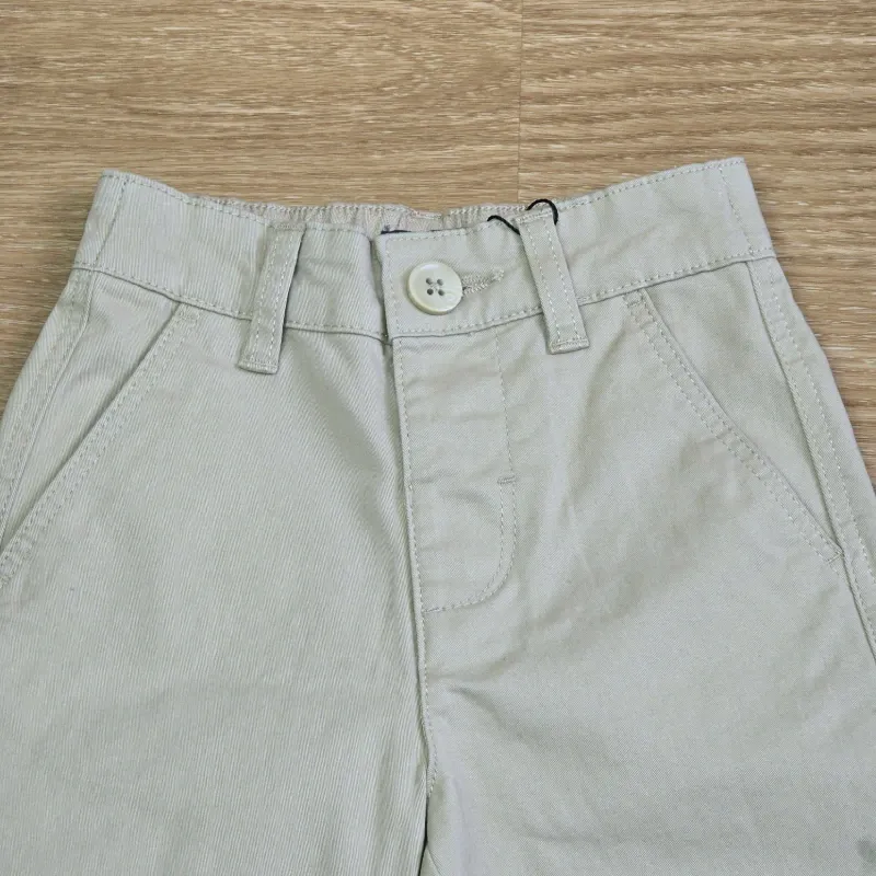 Pantalón elegante de color beige