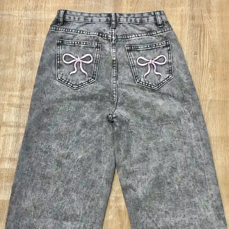 Pantalón gris con lazos rosados 