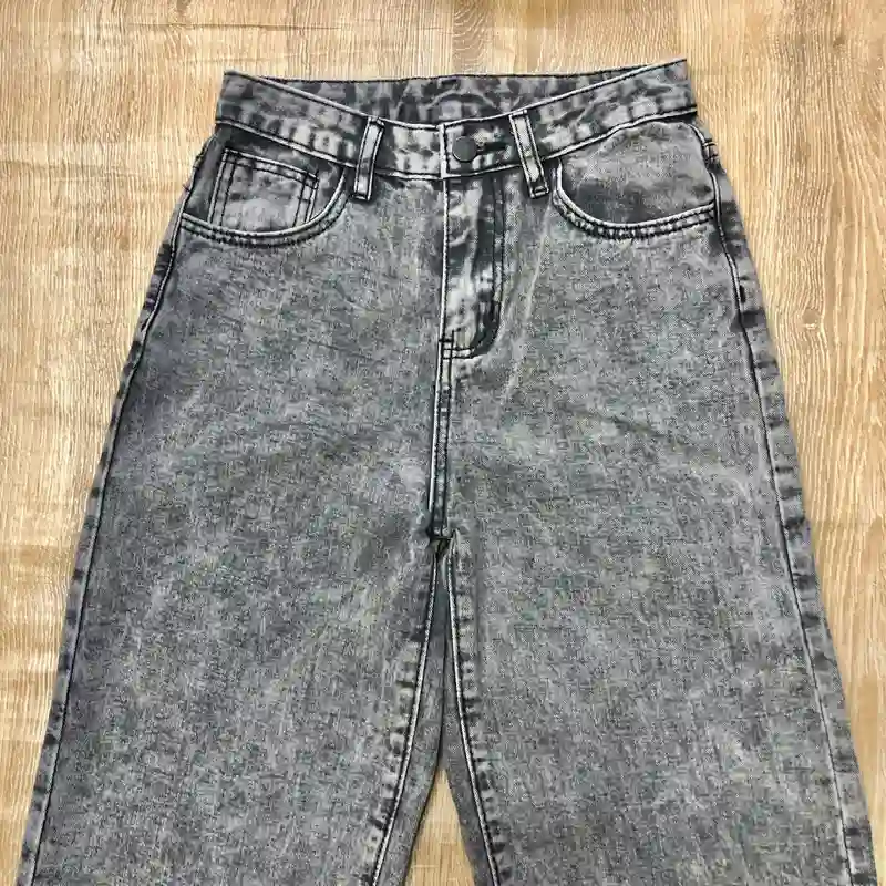 Pantalón gris con lazos rosados 