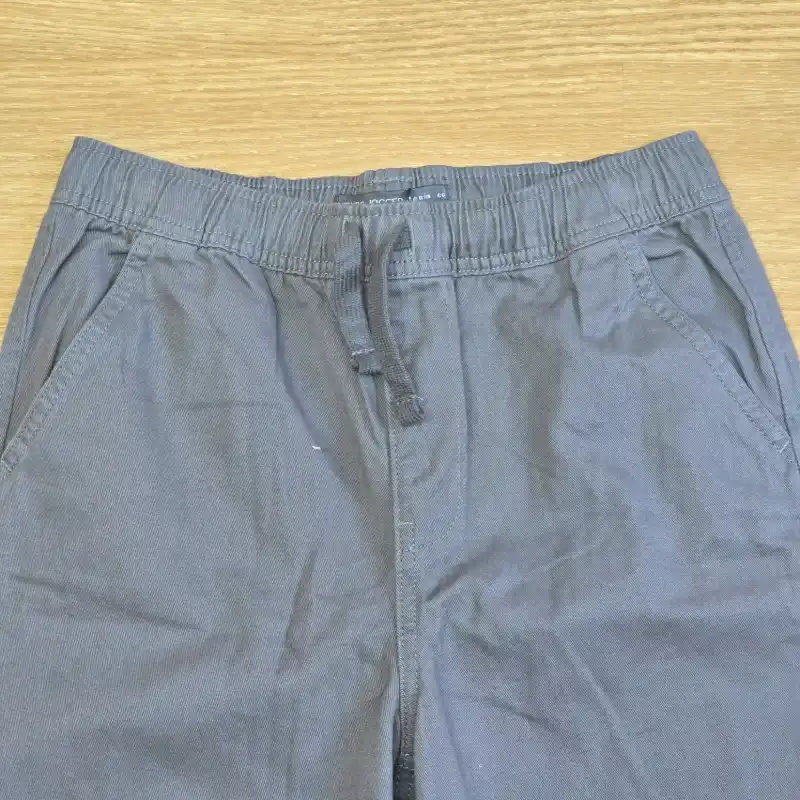 Pantalón gris elegante.