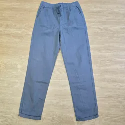 Pantalón gris elegante.