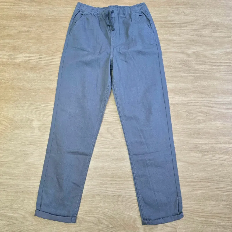 Pantalón gris elegante.