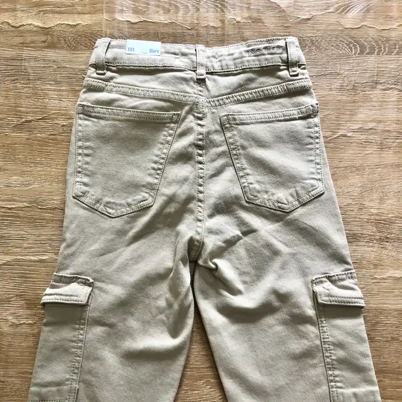Pantalón Mango color beige