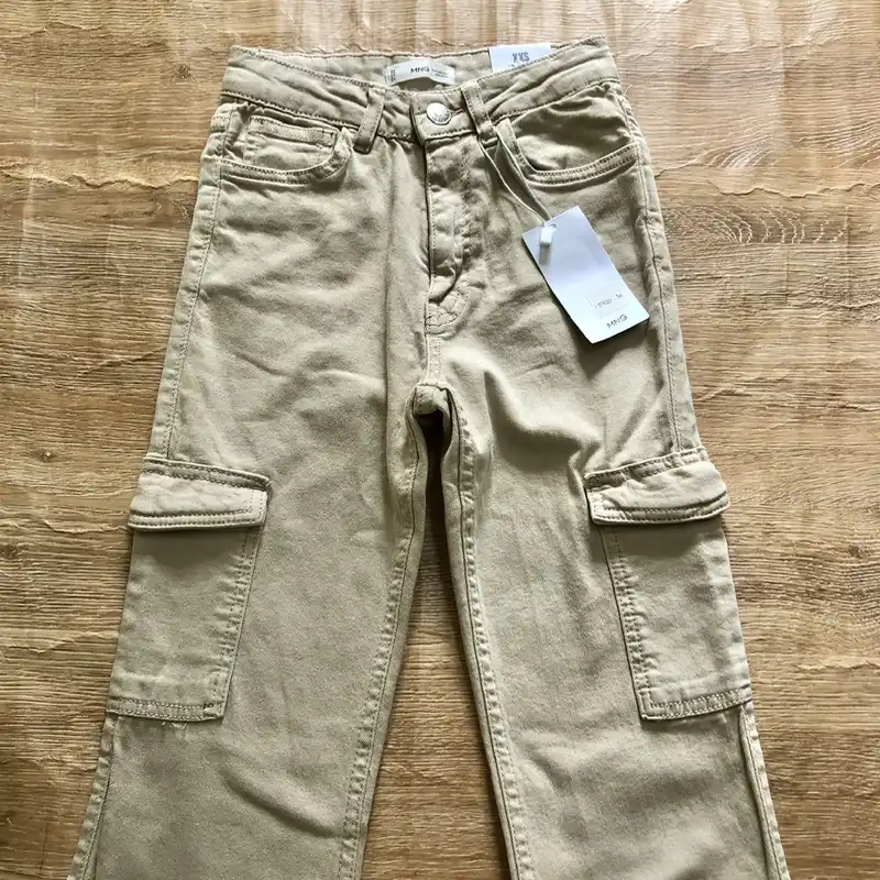 Pantalón Mango color beige