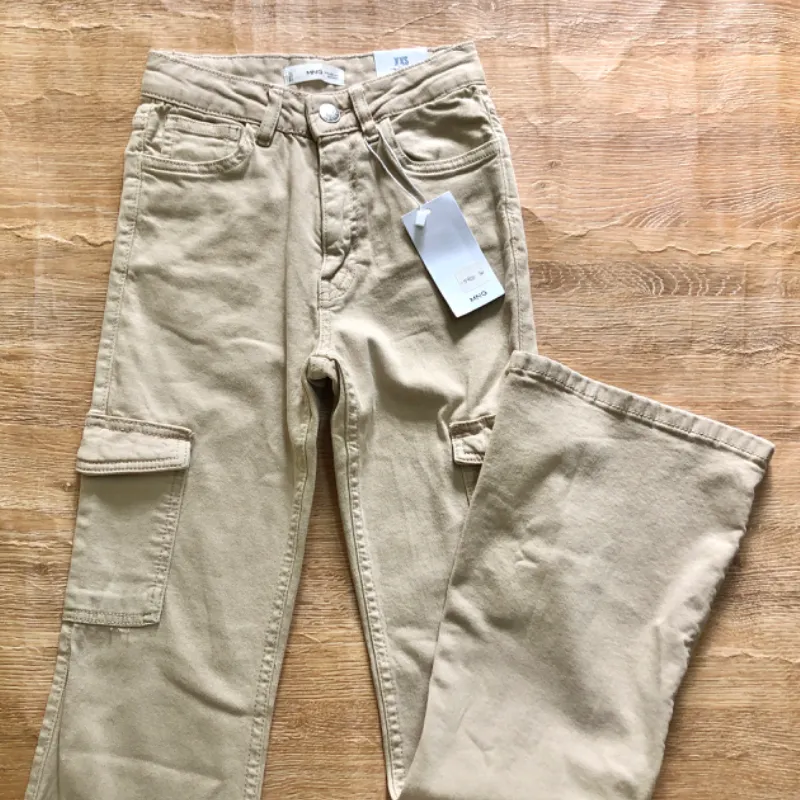 Pantalón Mango color beige