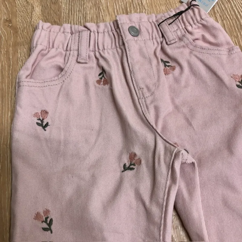 Pantalón rosado con flores bordadas
