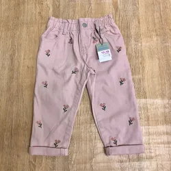 Pantalón rosado con flores bordadas