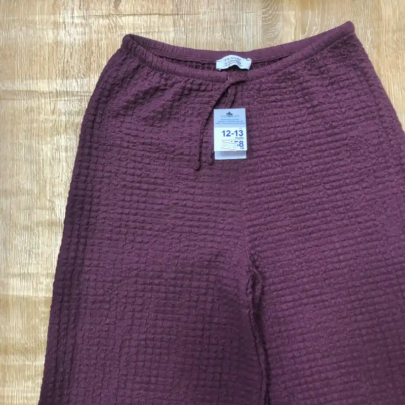 Pantaloneta color rojo vino