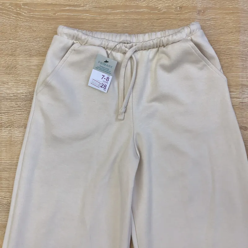 Pantaloneta de felpa color crema 