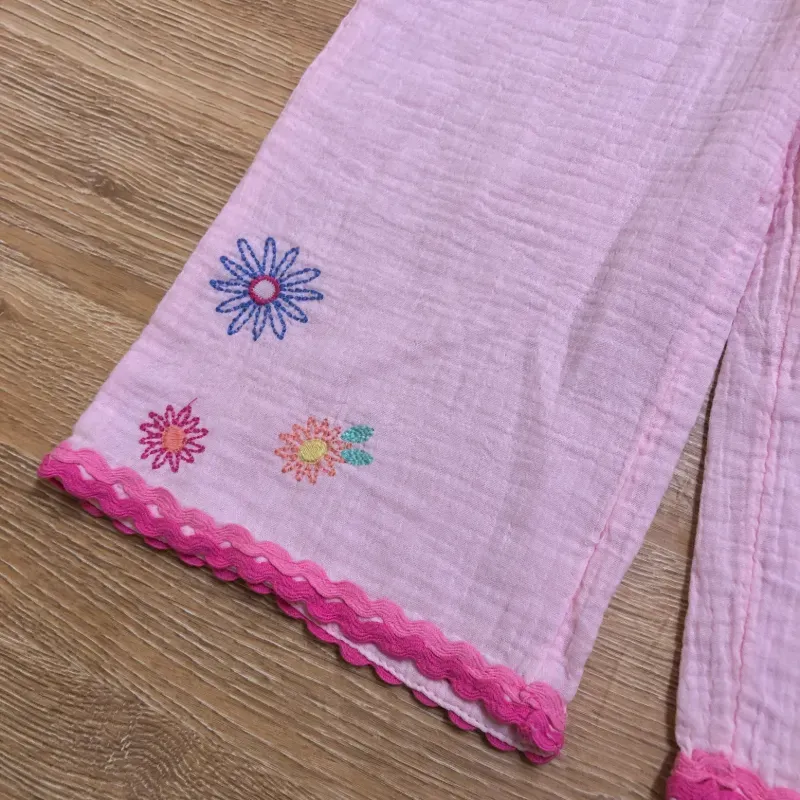 Pantaloneta rosada con flores bordadas