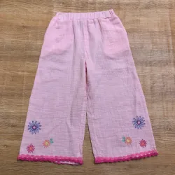 Pantaloneta rosada con flores bordadas