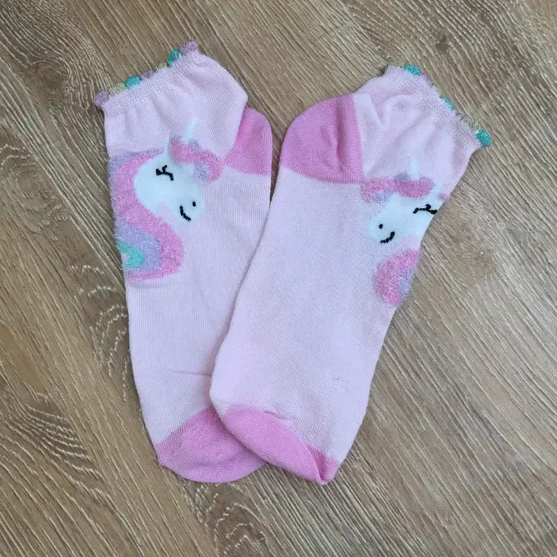 Par de medias color rosado con unicornio