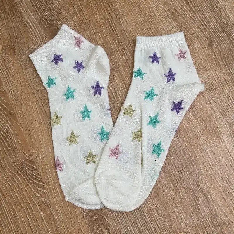 Par de medias con estrellas de colores 