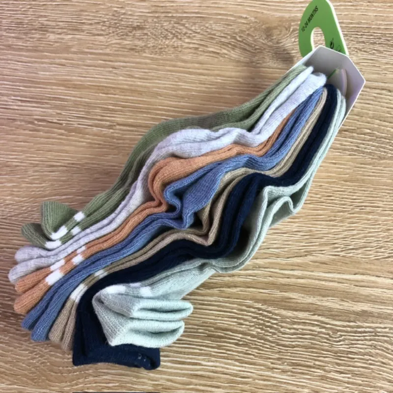 Par de medias de colores con dos rayas blancas 