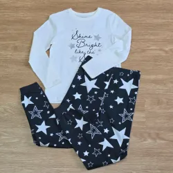 Pijama blanco y negro de estrellas