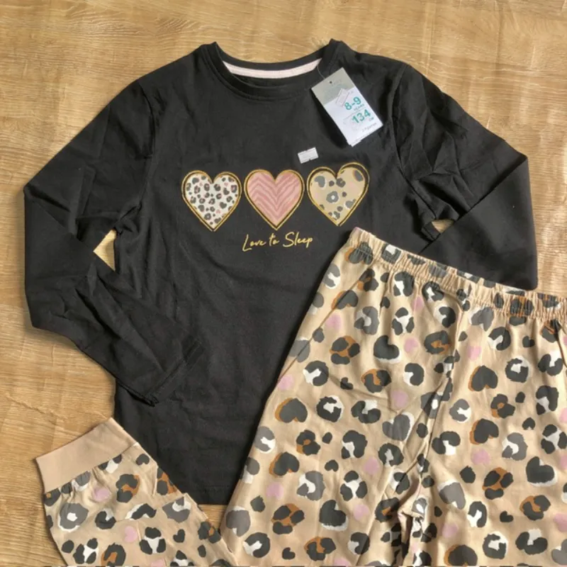 Pijama color negro con corazones 