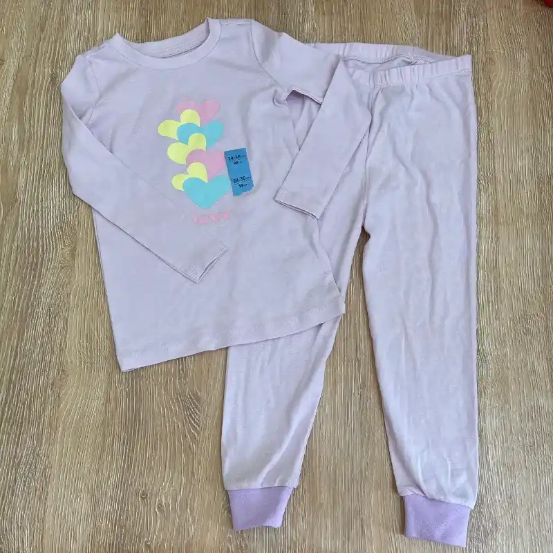 Pijama color violeta con corazones 