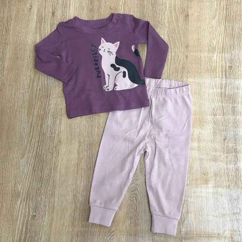 Pijama color violeta con gatico 