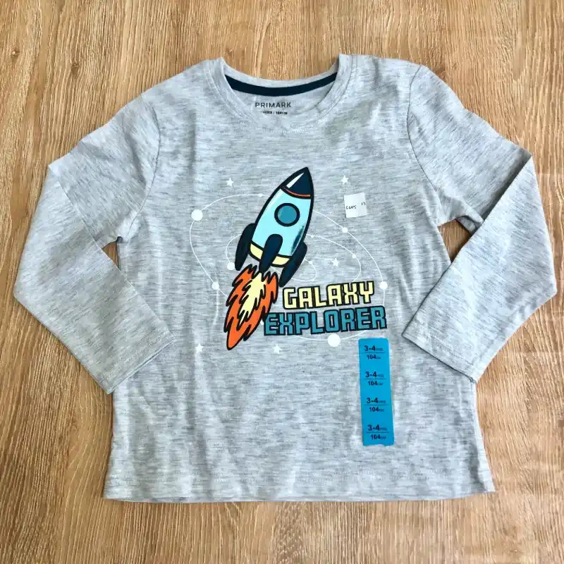 Pijama con cohetes en el centro 