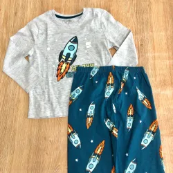 Pijama con cohetes en el centro 