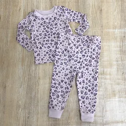 Pijama con corazones color violeta 