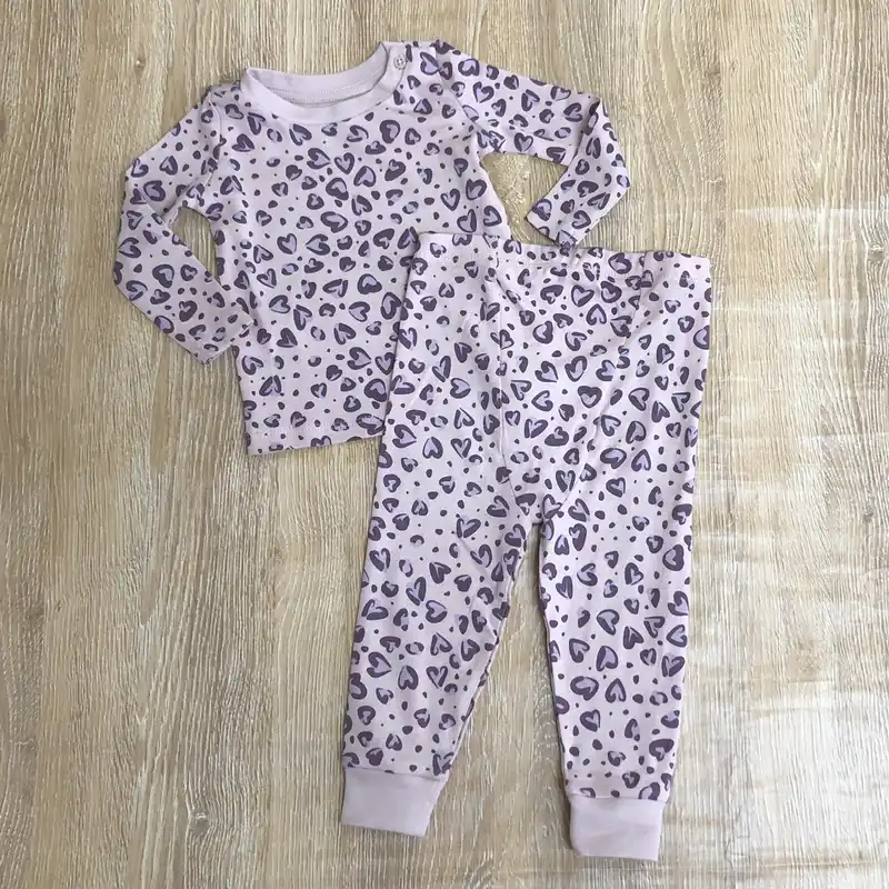 Pijama con corazones color violeta 