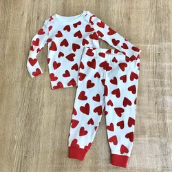 Pijama con corazones rojos