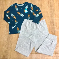 Pijama con muchos cohetes 