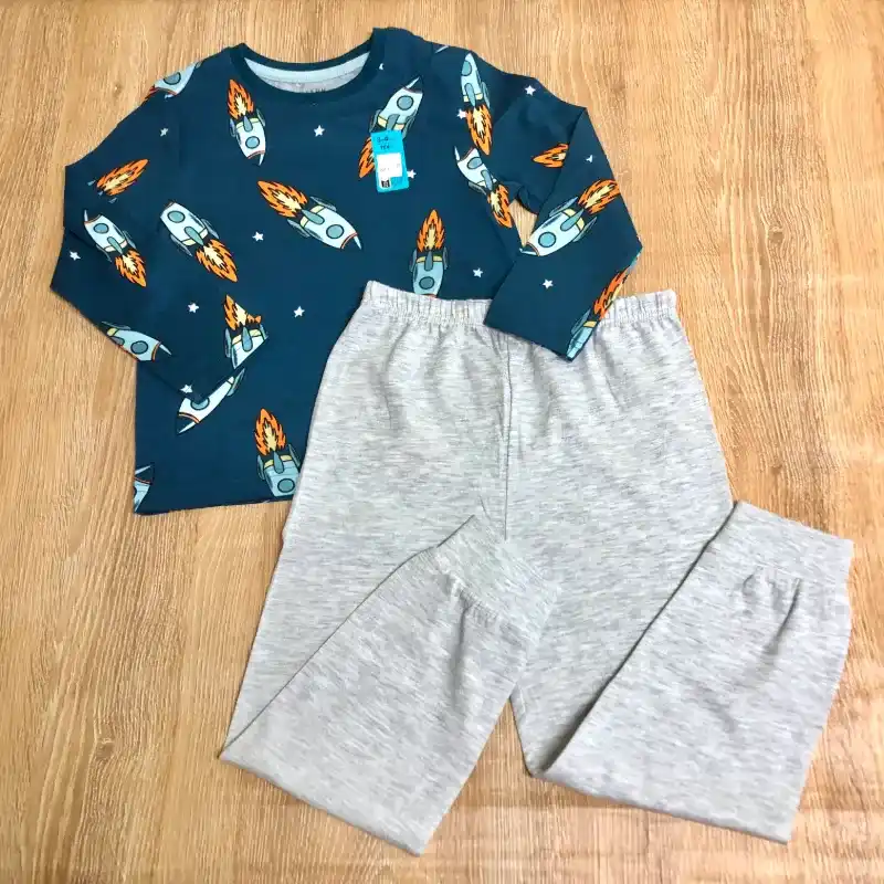 Pijama con muchos cohetes 