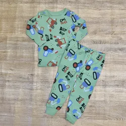 Pijama verde con grúas 