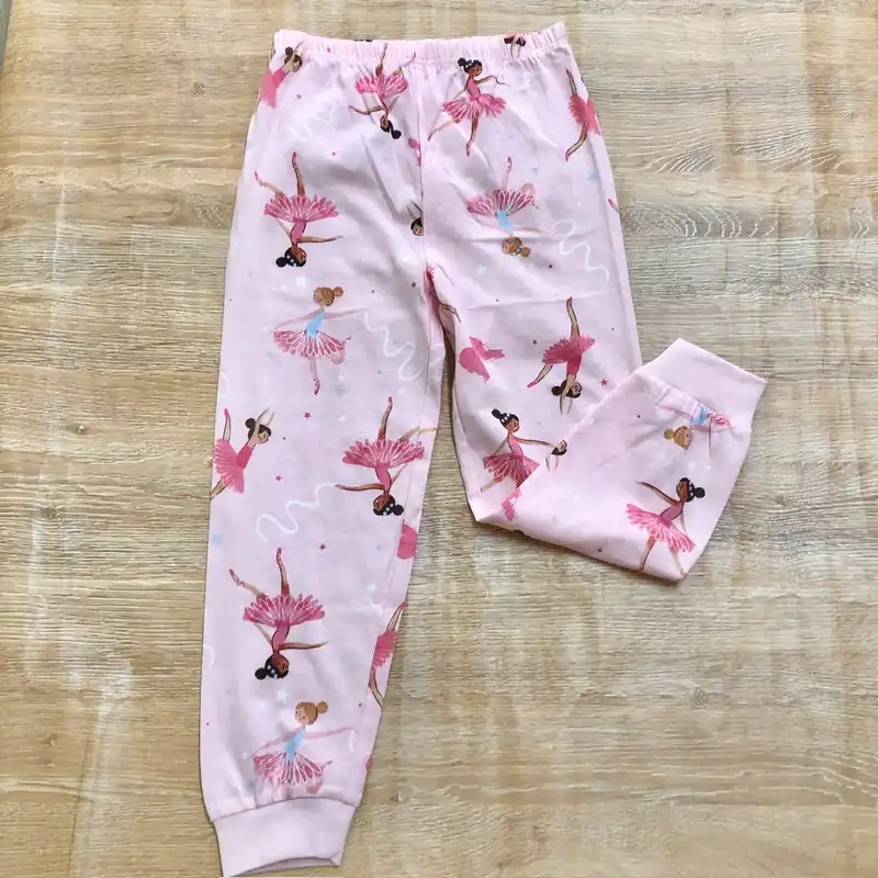 Pijama con bailarinas color rosado y blanco