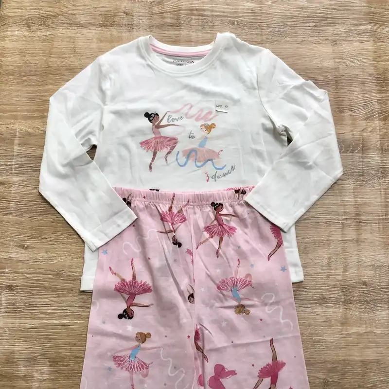 Pijama con bailarinas color rosado y blanco