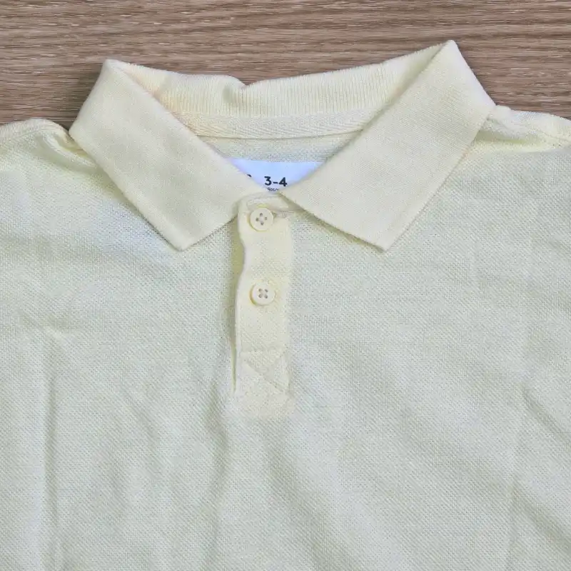 Polo color amarillo básico