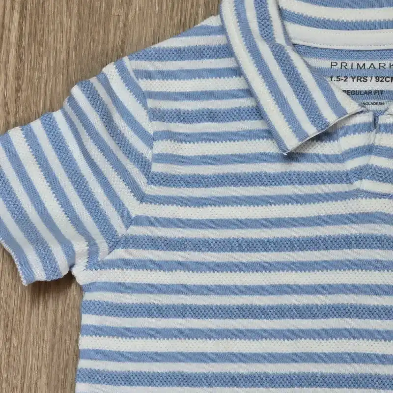 Polo color azul con rayas