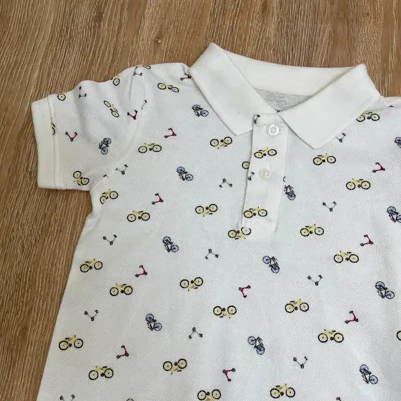 Polo color blanco con bicicletas