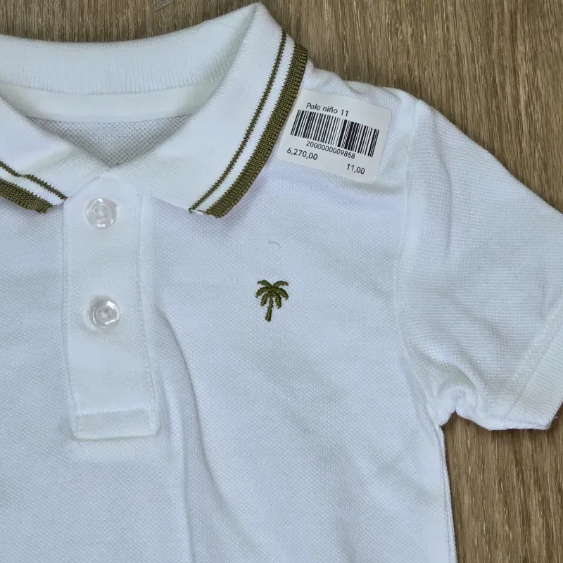 Polo color blanco con detalles en color Verde