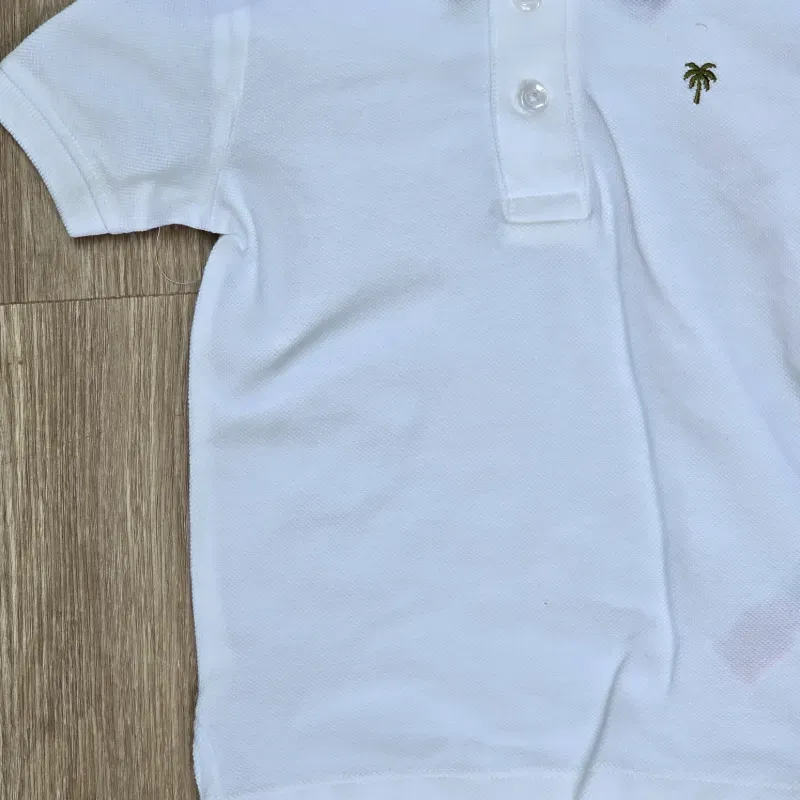 Polo color blanco con detalles en color Verde