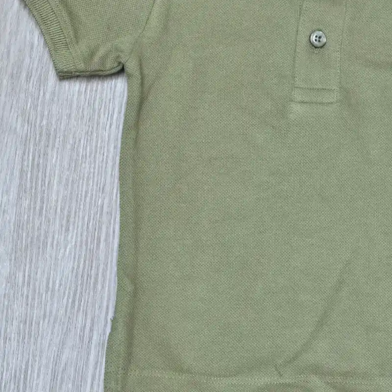 Polo color verde con detalles en color blanco