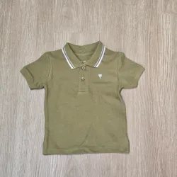 Polo color verde con detalles en color blanco