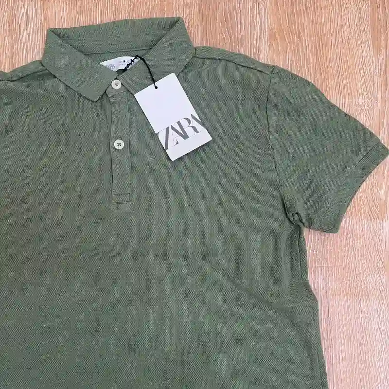 Polo de color verde olivo 