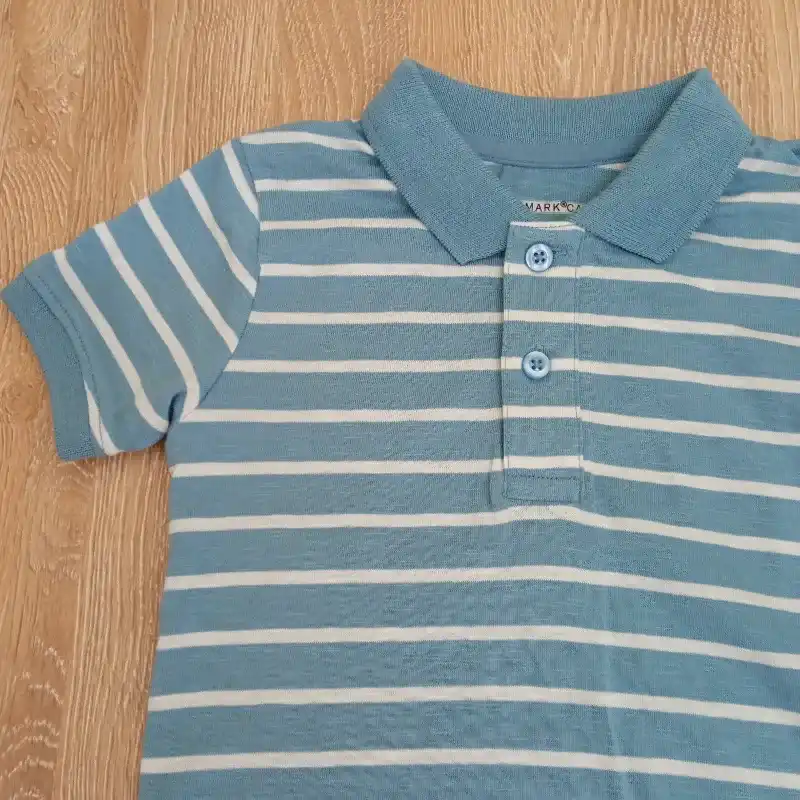 Polo de rayas azules y blancas