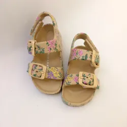 Prácticas engomadas color beige con flores