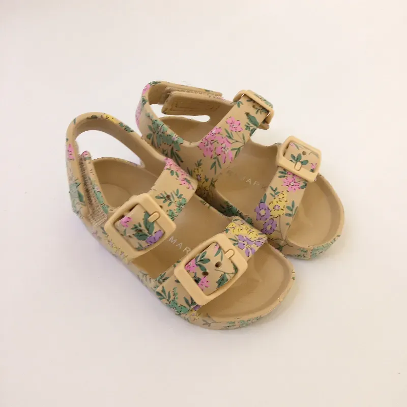 Prácticas engomadas color beige con flores