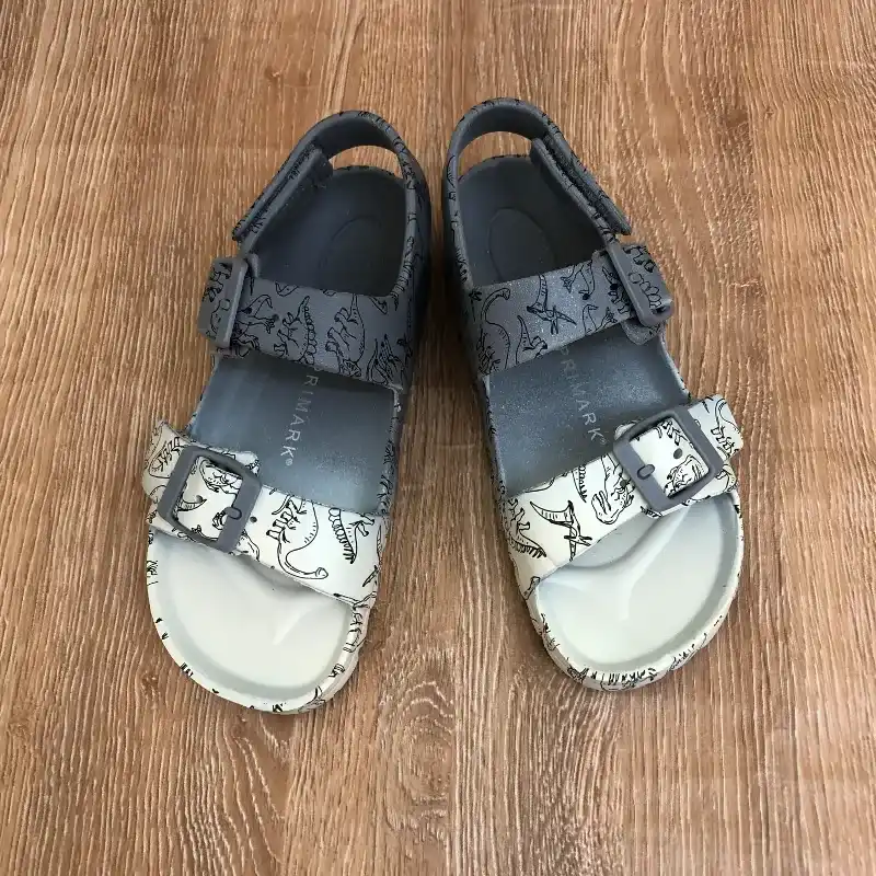 Prácticas engomadas color gris y blanco 