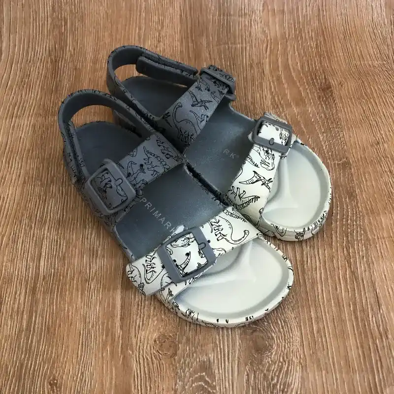 Prácticas engomadas color gris y blanco 
