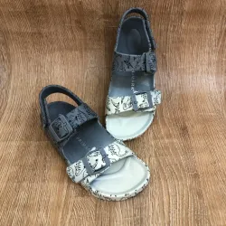 Prácticas engomadas color gris y blanco 