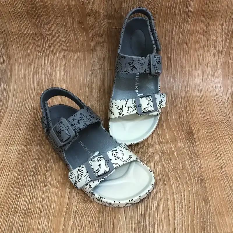 Prácticas engomadas color gris y blanco 