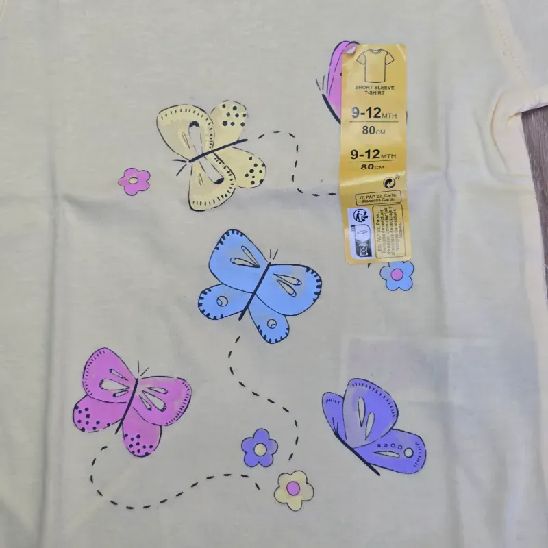 Pulóver amarillo con mariposas