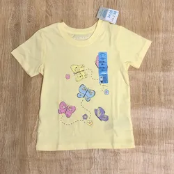 Pulóver amarillo con mariposas